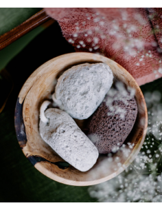 Pierre ponce volcanique noire avec corde