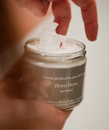 crème de douche avec main dedans