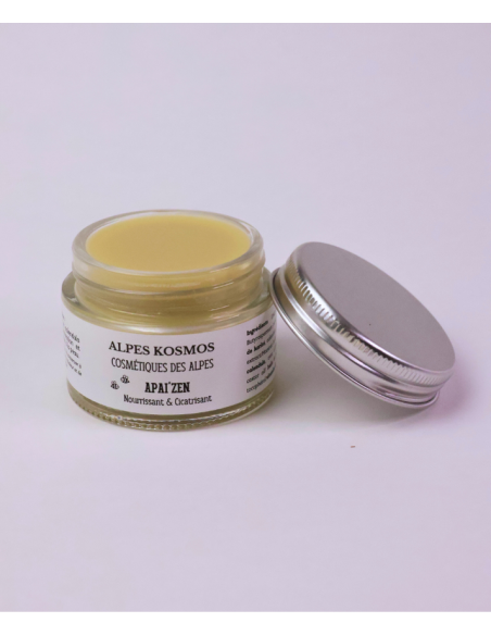 baume pour le corps avec le couvercle ouvert